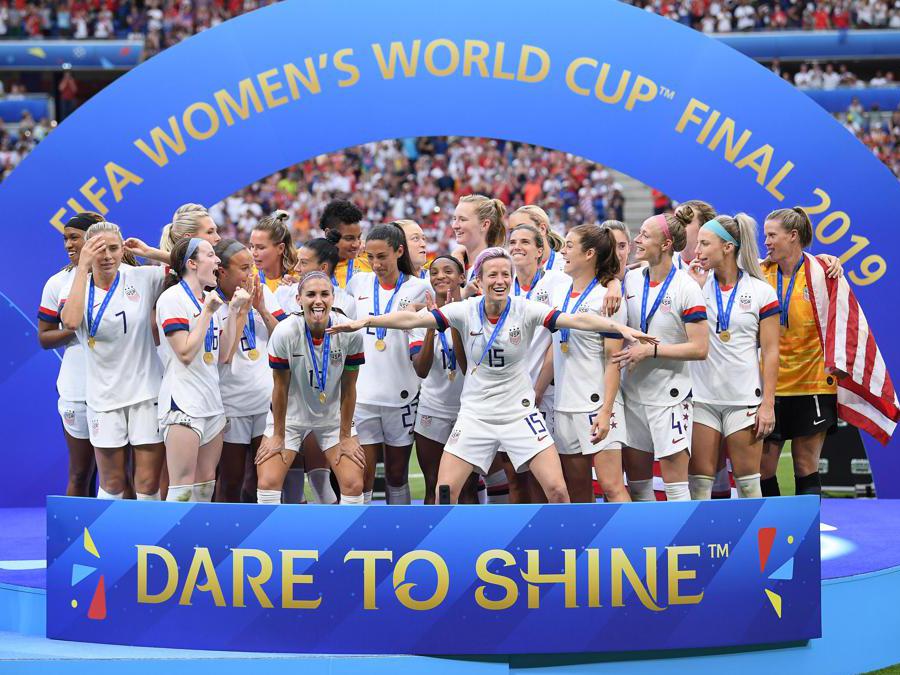 LUGLIO.CALCIO: La nazionale femminile degli Stati Uniti si conferma campione del mondo per la seconda volta consecutiva (la quarta nella storia della nazionale americana). Sconfitte in finale, l'Olanda (campionesse europee in carica) per 2-0. (Afp)