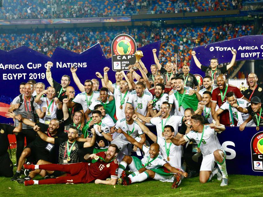 LUGLIO. CALCIO Dopo 29 anni, l’Algeria conquista la seconda coppa d'Africa della storia delle «volpi del deserto». Sconfitto in finale il Senegal per 1 -0, grazie ad una rete rocambolesca di Bounedjah dopo 2 minuti dal fischio d'inizio. (Afp)