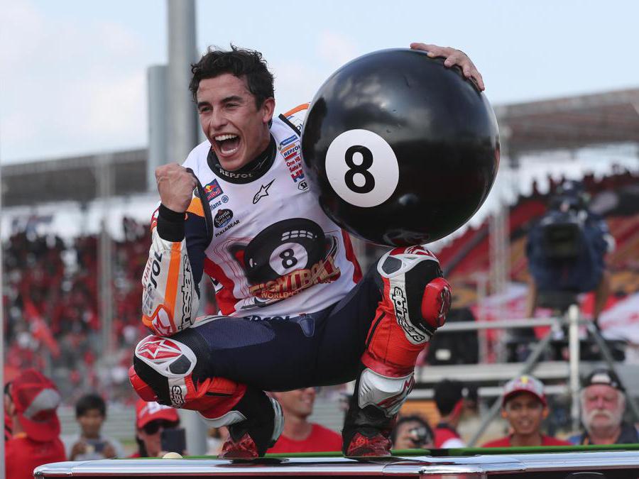 OTTOBRE.MOTOGP. Con quattro gare d’anticipo, vincendo il Gp di Thailandia, il pilota spagnolo Marc Marquez si laurea campione del mondo per l'ottava volta in carriera. Sesto titolo iridato nella MotoGp. (Ap)