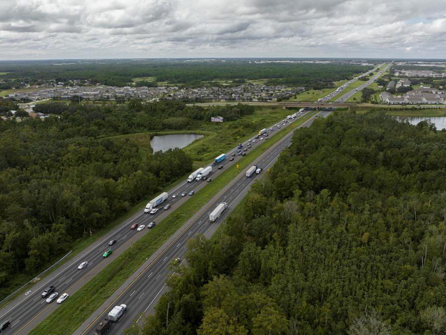 Vericoli in fuga verso est sulla I-4 dalla costa occidentale della Florida prima dell’arrivo dell’uragano Milton, a Lakeland, in Florida. (Reuters)
