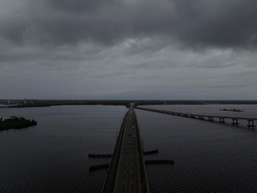 Nuvole temporalesche sul fiume Caloosahatchee mentre l’uragano Milton si avvicina a Fort Myers, in Florida. (Reuters)