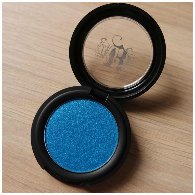 Kat Von D Metal Crush Eyeshadow, un ombretto color azzurro profondo dall'effetto metallico