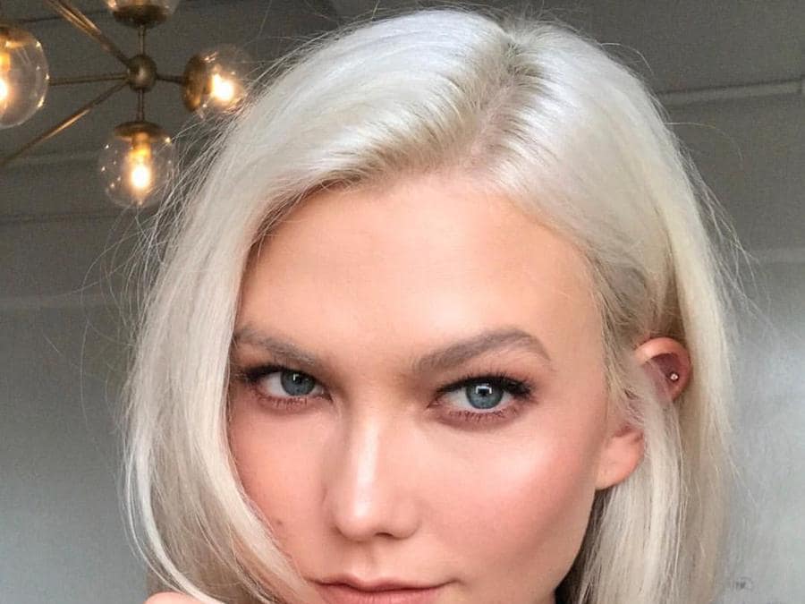 Karlie Kloss sfoggia l'Icy White, un biondo freddo, quasi glaciale come dice la parola stessa, con riflessi metallici