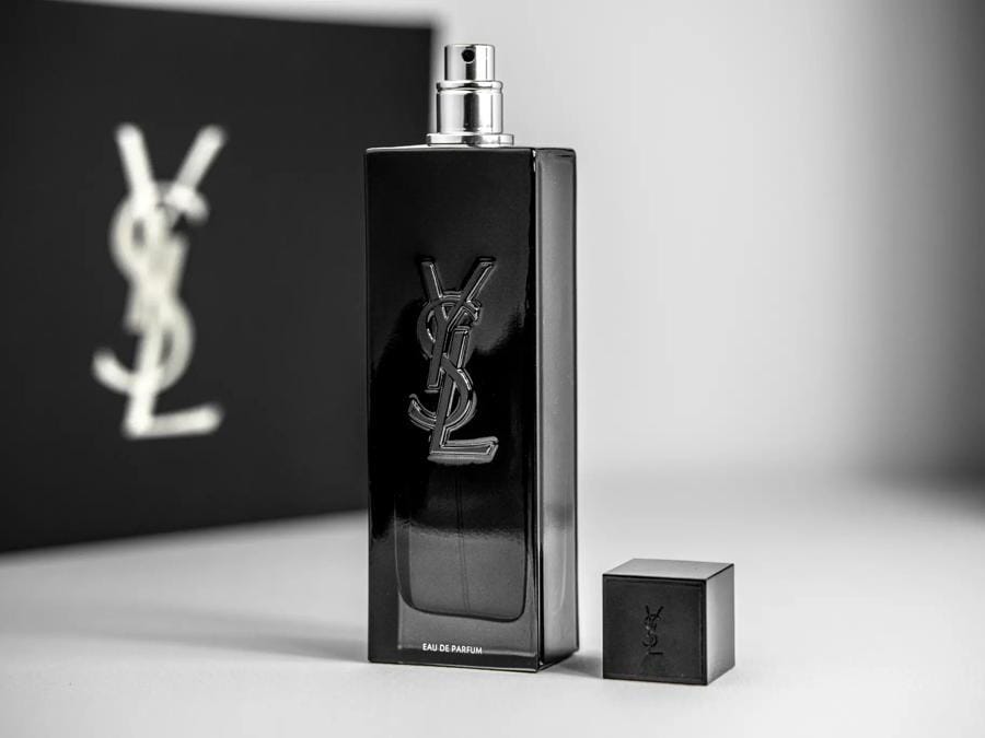 YSL Beauty MYSLF. Un’eau de parfum dedicata all’uomo. In testa, un accordo fresco e vibrante di bergamotto, nel cuore un’assoluta di fiori d’arancio della Tunisia e nel sillage un accordo di legni sensuali e strutturati.