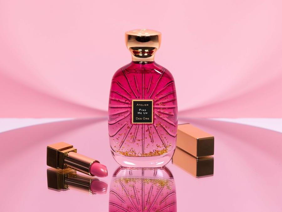 Pink me Up di Atelier des Ors, una fragranza che migliora l’umore, una gioiosa bolla di piacere. Il profumo svela la delicatezza dello champagne e il rossore della rosa centifolia.