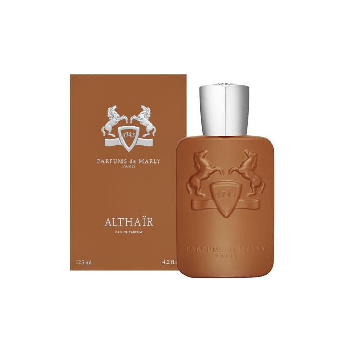 Althaïr di Parfums de Marly. Celebra la raffinatezza della preziosa Vaniglia Bourbon che si fonde con note agrumate, spezie e legni nobili.