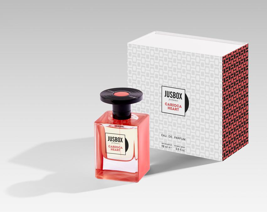 Carioca Heart di Jusbox, un profumo dedicato alla Bossa Nova. In apertura note fruttate di limone ananas e mango su un cuore denso di peonia e assoluta di rhum. Un’avvolgente vaniglia emerge in sottofondo.