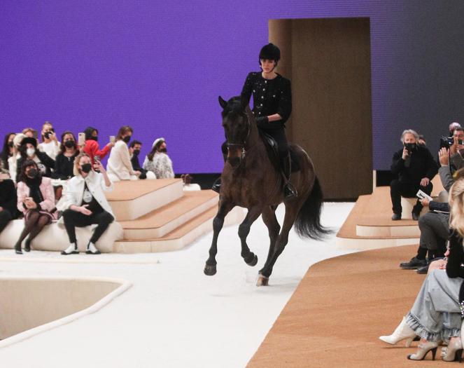 Chanel, Charlotte Casiraghi a cavallo apre la sfilata