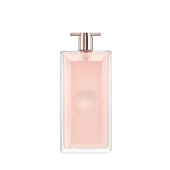 Idôle di Lancôme, Un contenitore cristallino che svela un jus di un rosa caldo. Il flacone, un incontro tra un talismano e un gioiello, è ricaricabile presso alcuni punti vendita.