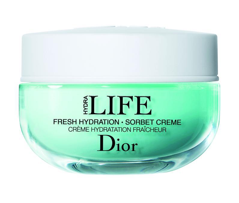 Dior Hydralife Fresh Hydration Sorbet Crème, la maison per alcuni dei suoi prodotti, ha migliorato del 20% il sustainability index del pack, rimuovendo il cellophane, il cartone in eccesso e persino il foglietto di carta incluso nella confezione