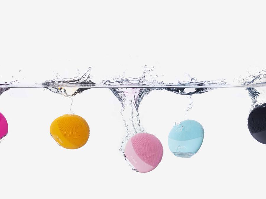 Foreo Luna Mini 3, la nuova spazzola per la detersione del viso, in un elimina batteri e imperfezioni. Tutto questo è possibile grazie alla tecnologia T-Sonic™ che offre un trattamento taylor made, grazie anche alla app Foreo for you.