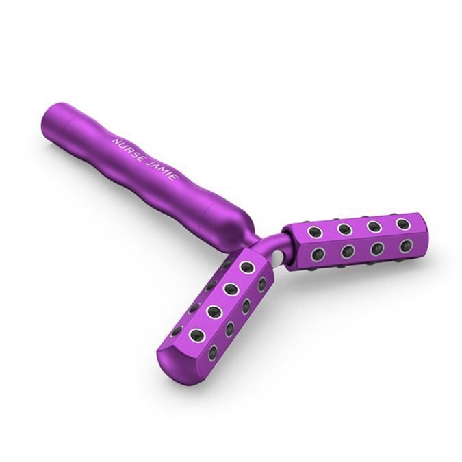 Nurse Jamie Uplift Massaging, un innovativo device indicato sia per il viso sia per il corpo dalla forma esagonale che contiene 24 pietre massaggianti che agiscono in contemporanea per assicurare turgore alla pelle.