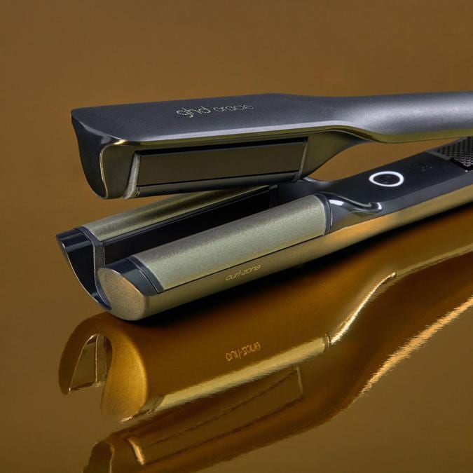 Oracle di ghd, la piastra con la tecnologia curl-zone in grado di creare un'infinità di ricci su qualunque tipo di capello, con una sola passata.