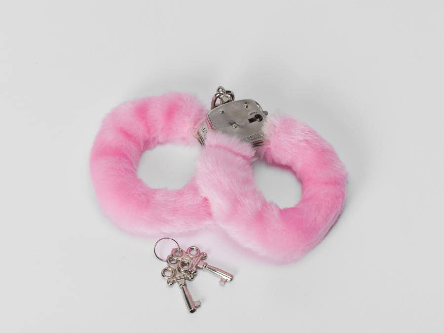Furry Cuffs, Fiorucci. Courtesy Collezione Nicoletta Poli. Foto: Gianluca Di Ioia – Triennale Milano. / Furry Cuffs, Fiorucci. Courtesy Nicoletta Poli Collection. Photo: Gianluca Di Ioia – Triennale Milano