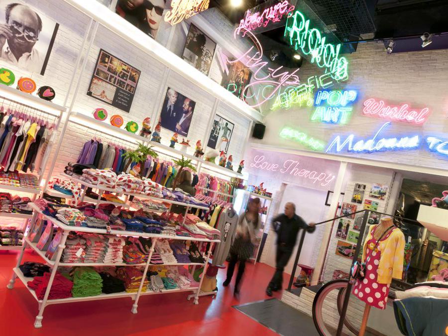 Negozio Love Therapy c/o OVS in San Babila (ang. Corso Europa), 2013. Courtesy of Love - Therapy Archive / Love Theraphy Store c/o OVS, San Babila/ Corso Europa, 2013. Courtesy of Love Therapy Archive