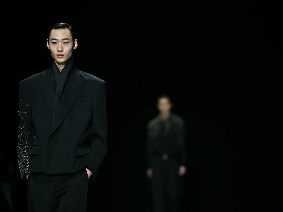A model walks the runway at the Emporio Armani collection show during the Milan Fashion Week Menswear Autumn/Winter 2024/2025 on January 13, 2024 in Milan. (Photo by GABRIEL BOUYS / AFP)
