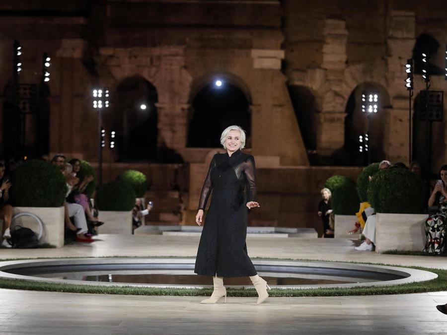Silvia Venturini Fendi al termine della sfilata (ANSA/RICCARDO ANTIMIANI)