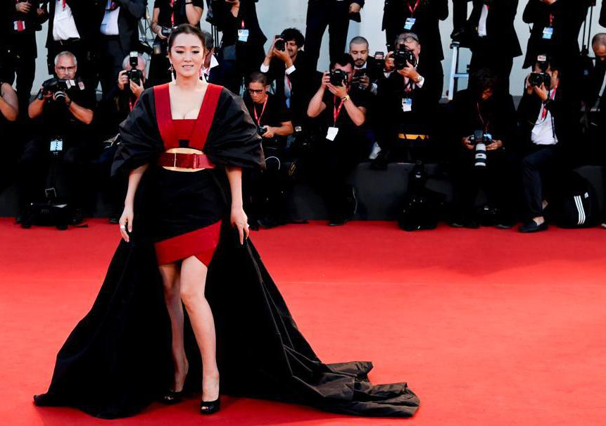 Gong Li in Elie Saab Couture e gioielli Boucheron