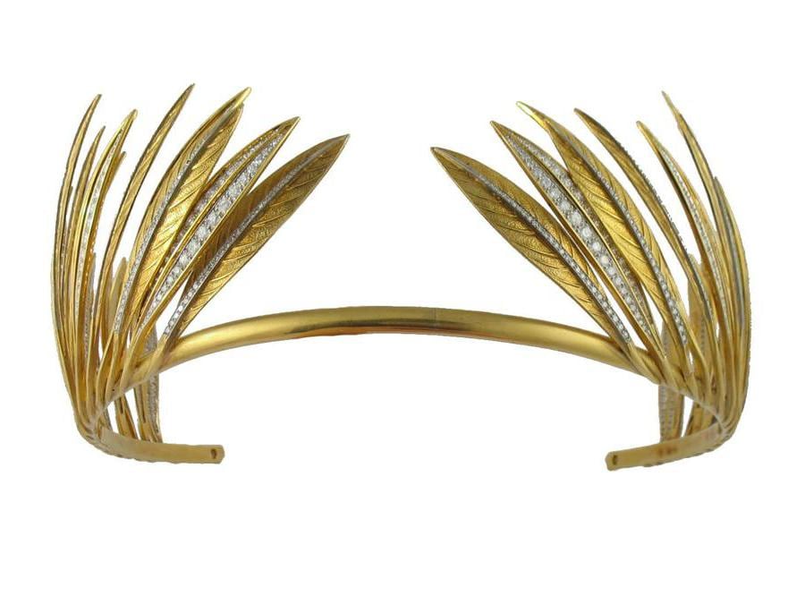 1957. La tiara ispirata alle penne degli indiani d'America disegnata per Betsey Whitney, moglie dell'ambasciatore degli Usa in Gran Bretagna, John Hay Whitney