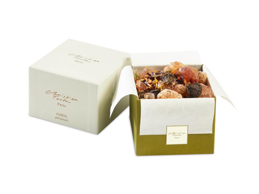 Christian Torthou Forêts Pot-Pourri, basato sul potere evocativo delle foreste con la resina e gli aghi di pino, il cisto labdano, le foglie e il legno del cedro, il muschio e l'erba appena tagliata. Disponibile anche come sapone liquido, diffusore, spray ambiente e candela. 