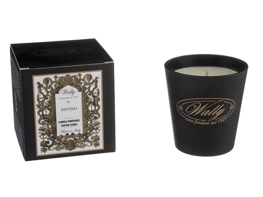Wally 1925 Divino, una candela profumata dalle note fruttate e aromatica, frutti di bosco e miele, mela e vaniglia del Madagascar. Profumo di vino novello, nobile e frizzante, che fa pensare a una passeggiata in un bosco