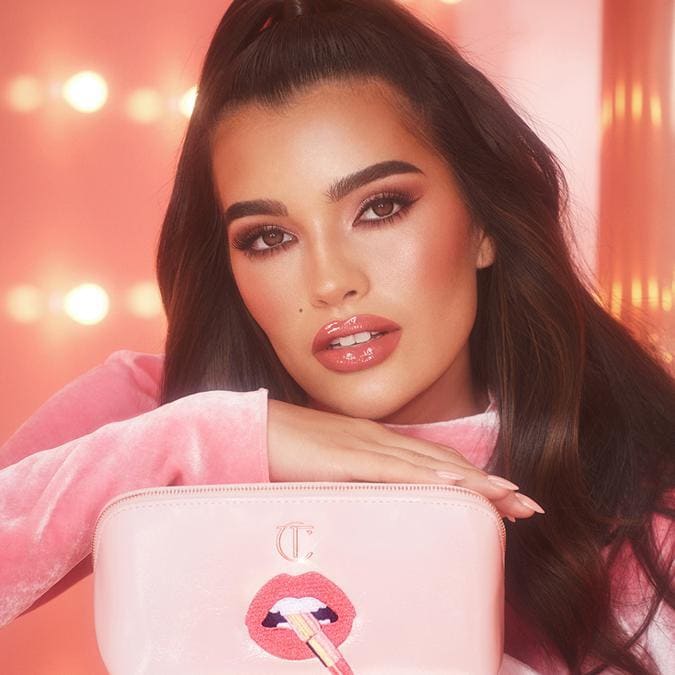 Il makeup dell’estate diventa colorato e luminoso. Le novità in