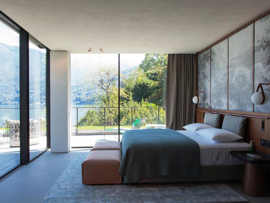 La Penthouse Suite del Sereno sul lago di Como apre a metà giugno 2021 in un edificio adiacente. Come l'hotel, anche la nuova suite è stata disegnata dall'architetta Patricia Urquiola che la ha arredata con pezzi storici di design italiano e nuovi mobili su misura acquistabili. Ha soffitti in legno di noce Canaletto, muri in pietra Verde Alpi, pavimenti Ceppo di Gre e in terrazzo alla veneziana, tessuti ispirati alle sete comasche degli anni ’50 e ai paesaggi lacustri. I 150 mq comprendono soggiorno, sala da pranzo, due bagni, una camera, il terrazzo, più 50 mq di giardino. Si accede con ascensore privato