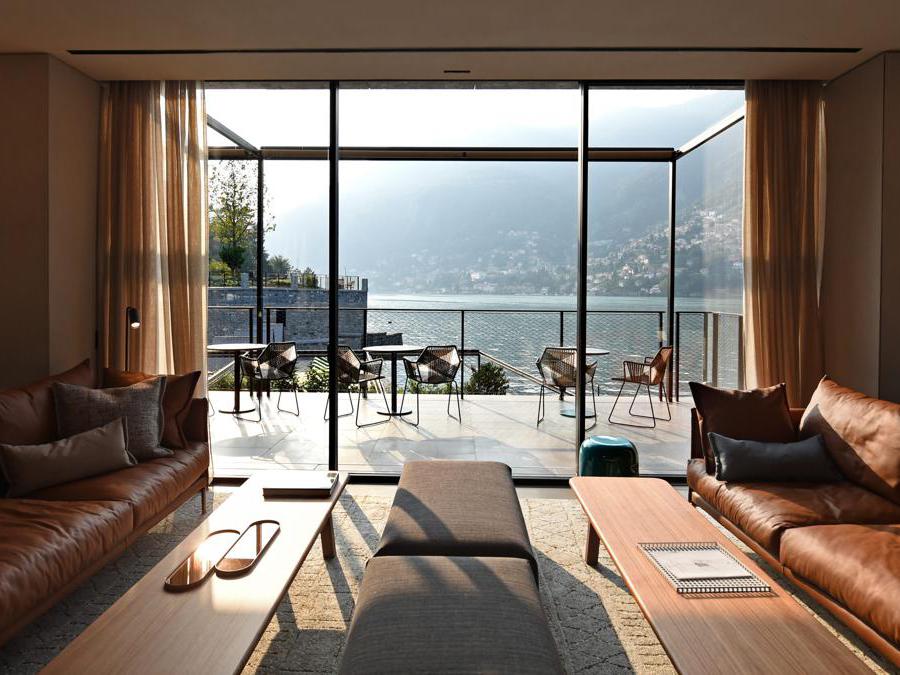 Il Sereno è stato inaugurato nel 2016 a Torno, sul Lago di Como. Ha 30 suite con pareti vetrate e terrazze vista lago 