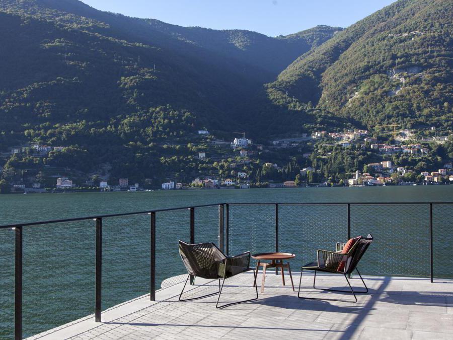 Una terrazza dell'hotel. Su una delle più panoramiche è stato appena aperto un nuovo corner Champagne dove tra le 17.30 e le 20 servono bollicine e finger food dalla cucina stellata 