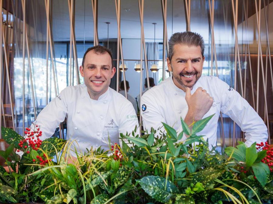Raffaele Lanza (a sinistra) executive chef e il suo mentore Andrea Berton (a destra). Da questa collaborazione è risultata la stella Michelin al ristorante Berton al Lago. Tra gli ingredienti prediletti, ci sono le verdure dell'orto, che sono state usate anche nella nuova carta dei drink botanici
