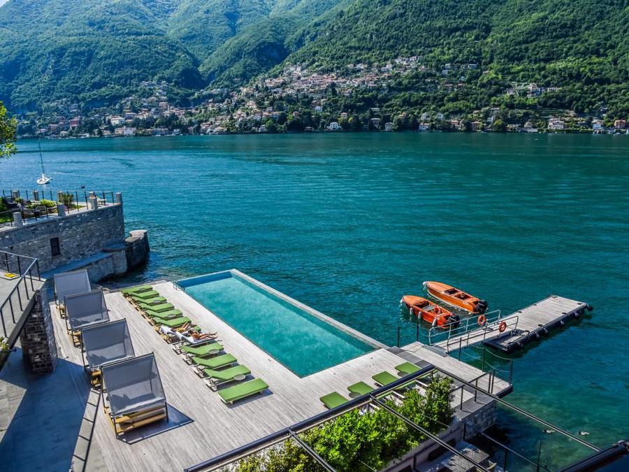 -La piscina sospesa sulle acque del lago