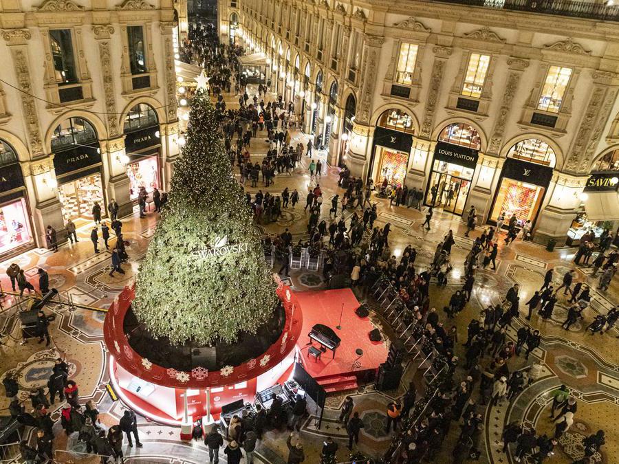 Albero Di Natale Swarovski Milano 2019.L Albero Di Natale Swarovski Accende Lo Shopping Di Milano Il Sole 24 Ore