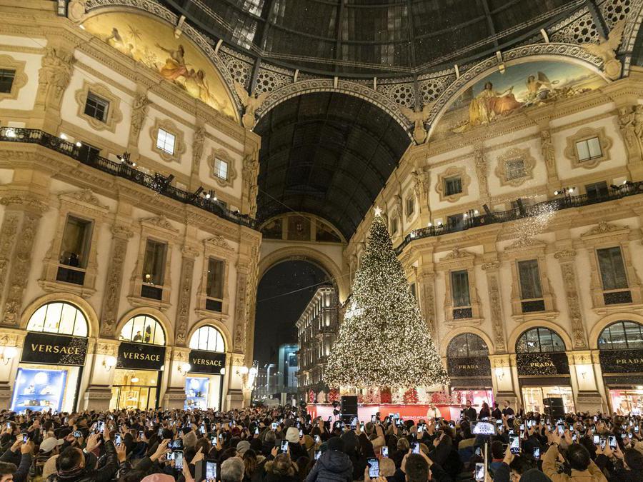 Albero Di Natale Swarovski Milano 2019.L Albero Di Natale Swarovski Accende Lo Shopping Di Milano Il Sole 24 Ore