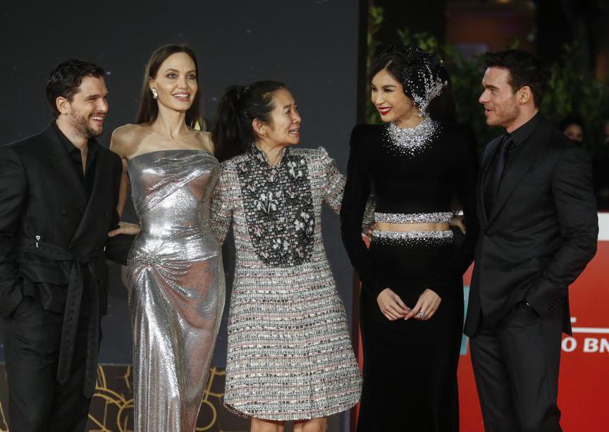 Da sinistra, Kit Harington, Angelina Jolie, la regista  Chloe Zhao, Gemma Chan e Richard Madden 