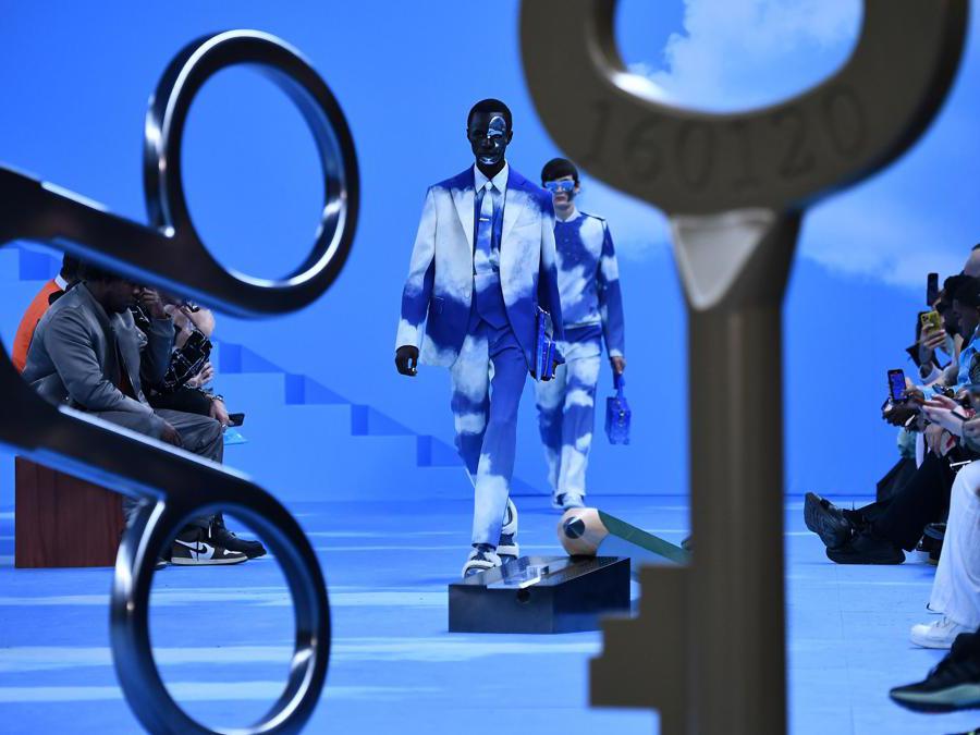 Models present a creation by Louis Vuitton, during the men's Fall/Winter 2020/2021 collection fashion show in Paris on January 16, 2020. (Photo by Anne-Christine POUJOULAT / AFP)