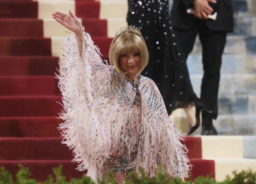 Anna Wintour in Chanel, indossa una tiara di famiglia