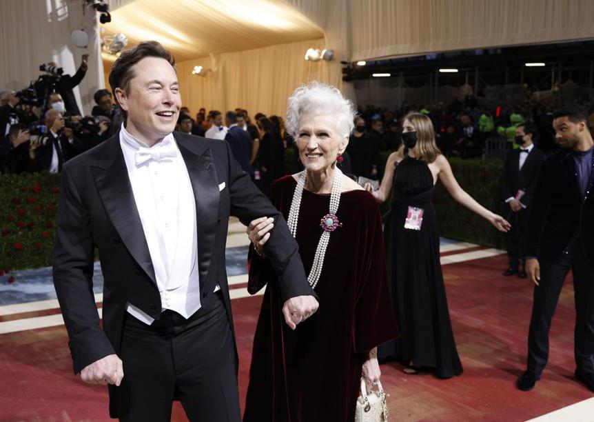 Elon Musk e Maye Musk: per la signora Musk, abito Dior e gioielli Chopard