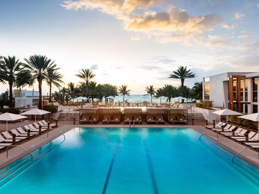 Il Nobu Eden Roc di Miami Beach. Il terzo hotel del gruppo ha aperto nel 2016. Fin dall'inizio, Nobu Hospitality ha puntato sull'esperienza di soggiorno e, ovviamente, sull'altissima qualità del cibo. In quanto brand di lifestyle di lusso, ogni nuovo Nobu riflette la personalità del luogo in cui si trova. 