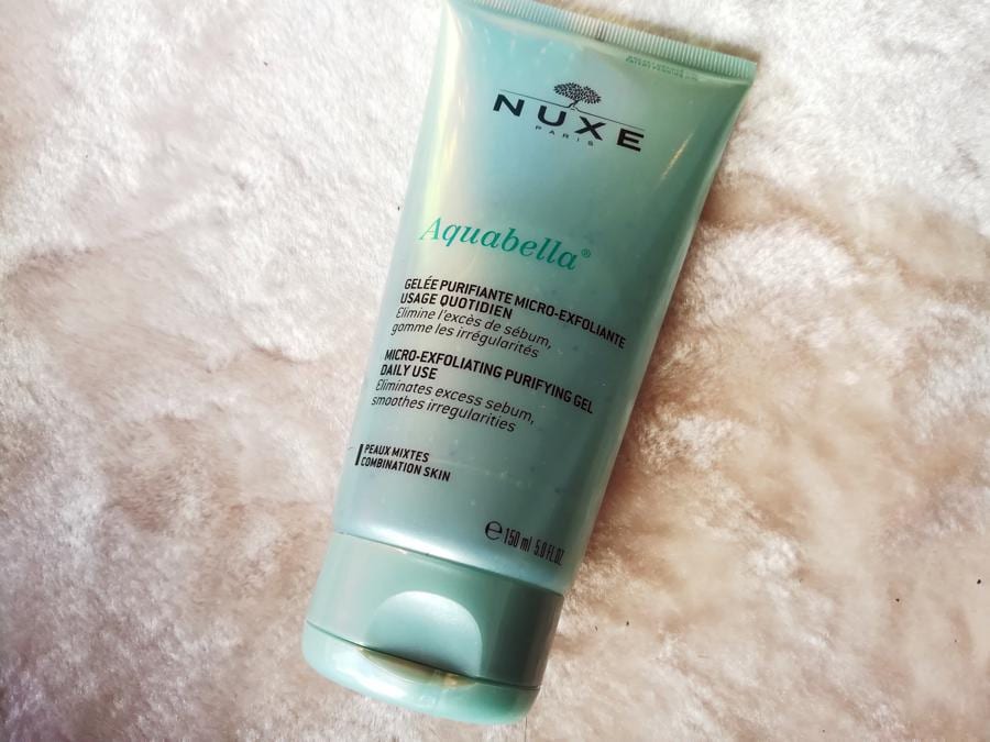 Nuxe Aquabella Gelée Purifiante Micro-exfoliante, un gel cristallino che deterge la pelle in profondità senza seccarla, eliminando il sebo in eccesso e le irregolarità dell'epidermide