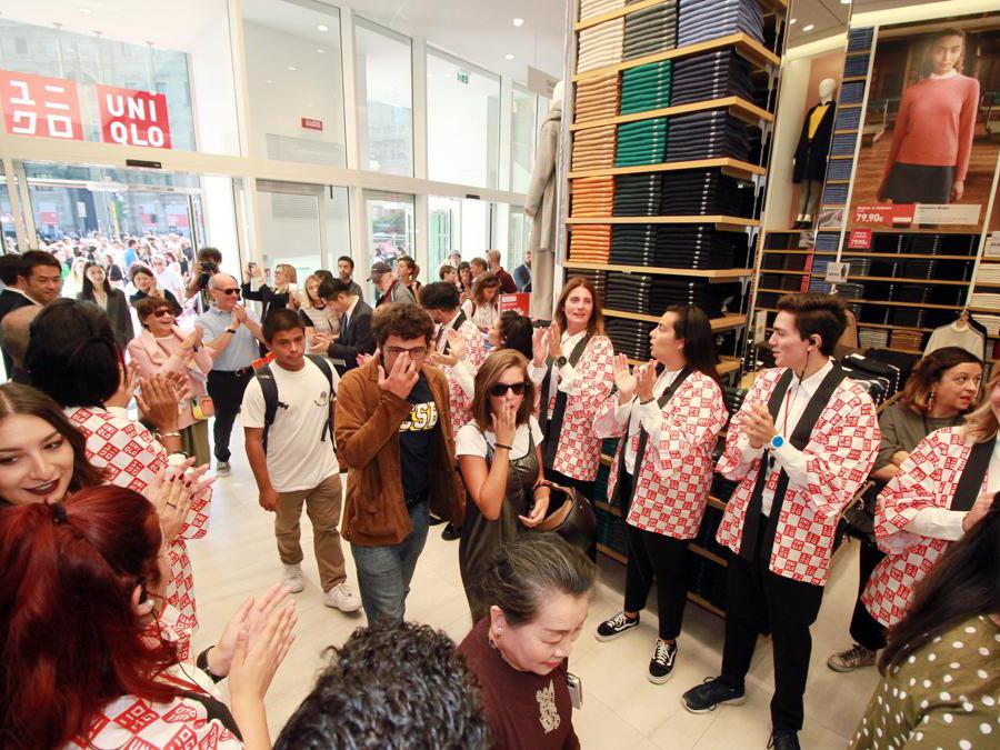 Milano, inaugurazione del primo negozio Uniqlo in Italia. Nella foto l' ingresso dei primo 200 fortunati che hanno avuto dei regali (Alberto Cattaneo/Fotogramma) 