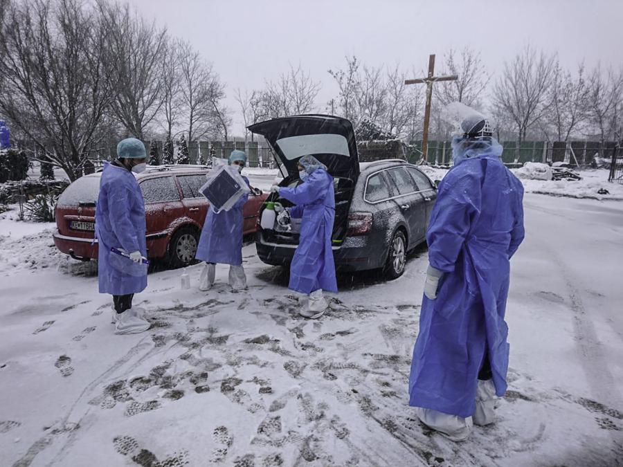 Slovacchia: MSF supporta la risposta contro il Covid-19 - Un équipe mobile, che include sia staff medicale che non-medicale, scarica l'attrezzatura per svolgere la formazione allo staff di una casa di cura sui modi per prevenire la diffusione del Covid-19. Slovacchia, Marzo 2021.