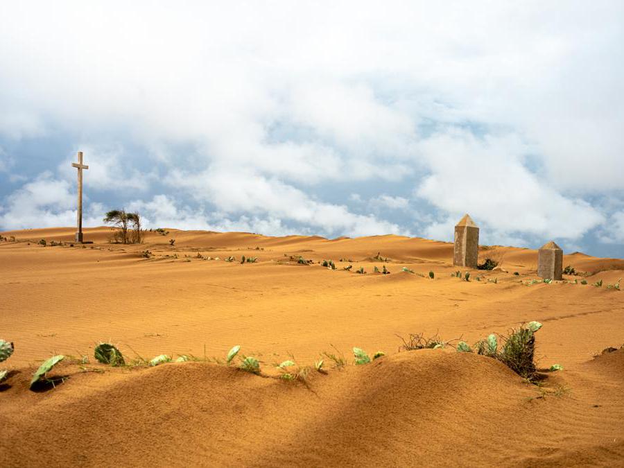 Madagascar: Esplorazione nel sud del paese. Prima piene di cactus, ora le strade sono ricoperte di sabbia, triste conseguenza di tre anni consecutivi di siccità. L'hunger gap – il periodo tra la fine delle scorte dell'ultimo raccolto e il nuovo raccolto, quando il numero di bambini affetti da malnutrizione acuta severa aumenta sensibilmente il periodo fra i raccolti in cui il cibo scarseggia – si è aggravato nelle regioni desertiche. Regione dell'Anosy, Madagascar, Marzo 2021. Ph: Ainga Razafy/MSF