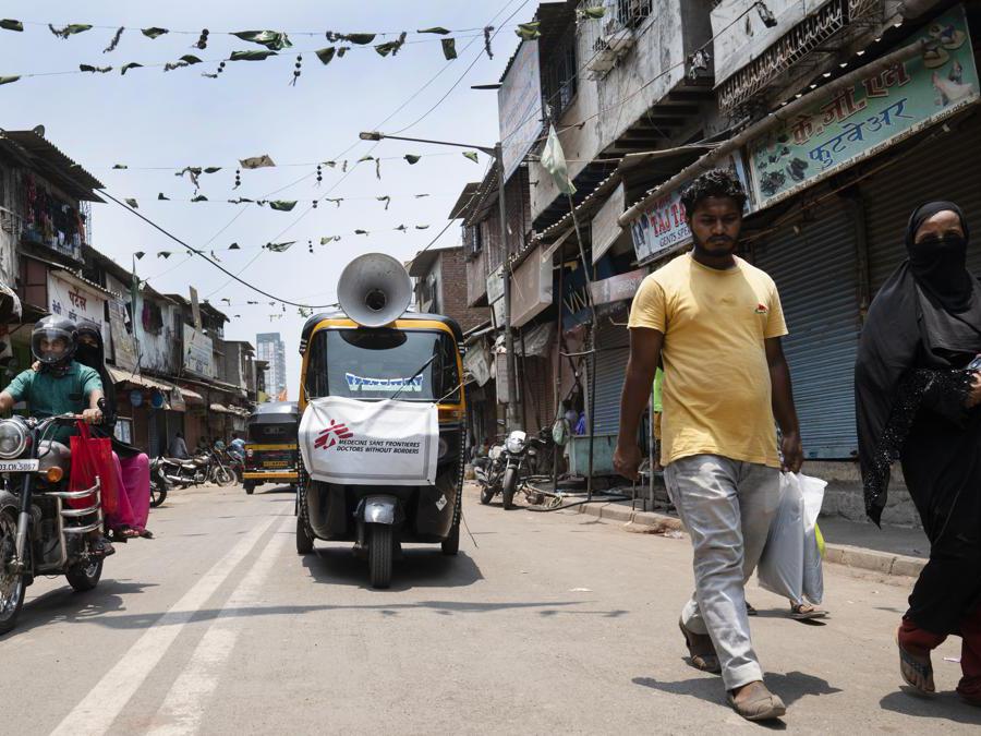 India: Seconda ondata di Covid-19 a Mumbai -  Un tuk-tuk usato da MSF per diffondere messaggi di promozione della salute su come evitare il Covid-19 percorre le strade del Distretto di M-East Ward a Mumbai. India, Maggio 2021. Ph: Premananda Hessenkamp