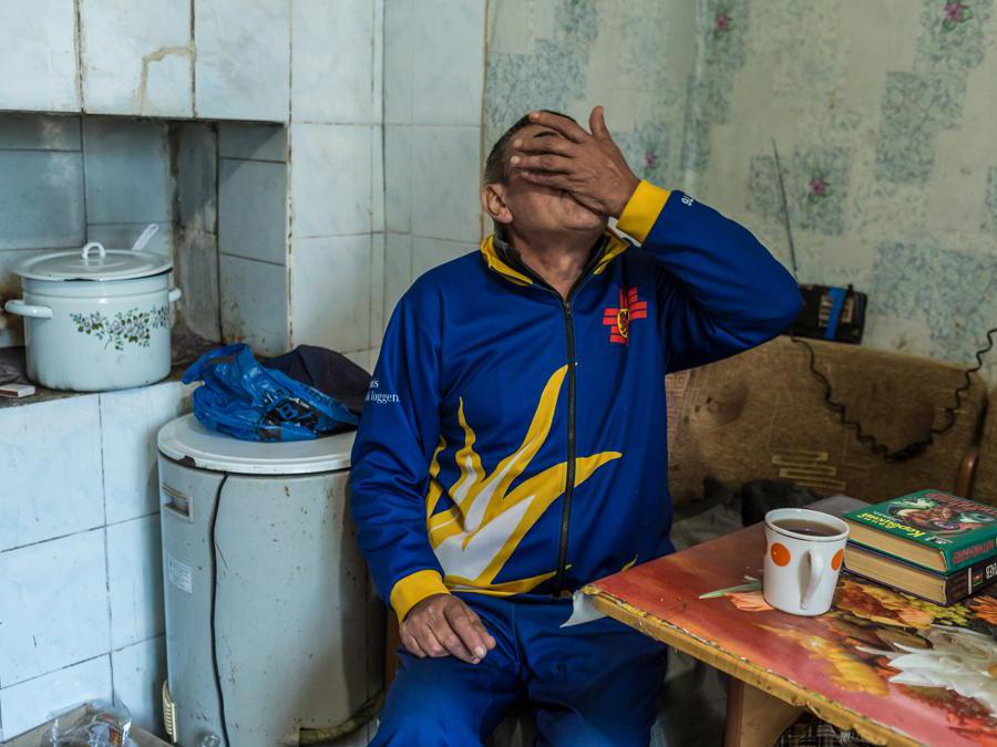 Ucraina: Tubercolosi -  Vitalii prende le sue pillole per la cura contro la tubercolosi resistente ai farmaci nella sua casa nel villaggio di Chudniv. Per aumentare l'autonomia dei pazienti, i programmi di MSF offrono una combinazione di terapie, tra cui quelle sott'osservazione, in video ed autogestite, in base ai bisogni e alle capacità di gestione dei pazienti. Nelle terapie sott'osservazione e in video osservazione, un operatore sanitario qualificato osserva i pazienti ingerire i farmaci prescritti, di persona o tramite videochiamata. Ucraina, Giugno 2021. Ph: Oksana Parafeniuk/MSF 