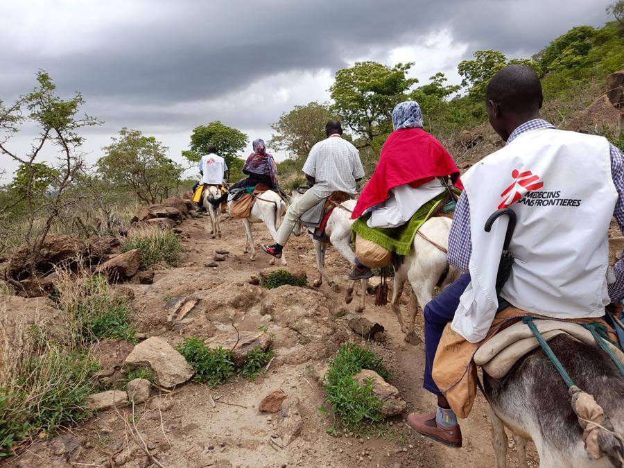 Sudan: Campagna d'emergenza per la vaccinazione e la terapia contro il morbillo a Jebel Marra, Sud Darfur - Una équipe di MSF con medici, infermieri, un responsabile infermieri e il coordinatore del progetto utilizzano degli asini per viaggiare da Koya a Dilli, nell'isolata e montuosa regione di Jebel Marra, per rispondere urgentemente all'epidemia di morbillo. Sud Darfur, Sudan, Luglio 2021. Ph: Anna Bylund/MSF