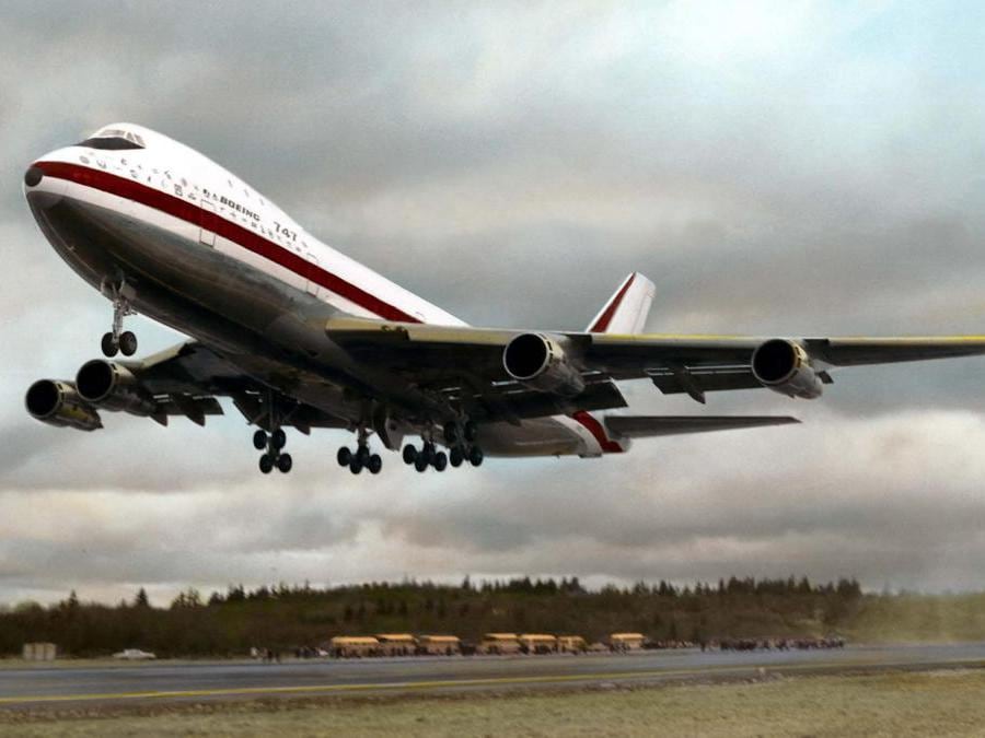  Un’immagine datata 09 febbraio 1969 del primo volo del Boeing 747 dalla fabbrica di Everett. Sono passati 35 anni da quando l’aereo ha cambiato la storia dell’aviazione commerciale con il suo primo volo. Come «Regina dei cieli», il 747 ha trasportato 3,6 miliardi di persone per più di 35 miliardi di miglia nautiche (Epa/Boeing Company)