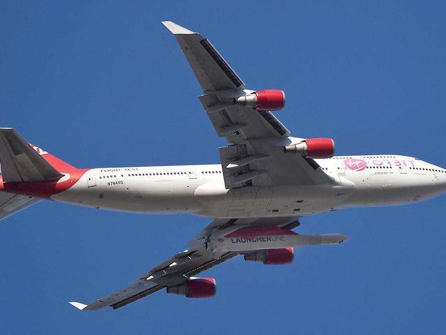 Un Boeing 747 modificato prende il volo trasportando il razzo LauncherOne di Virgin Orbit, a Mojave, in California (Reuters/Gene Blevins)