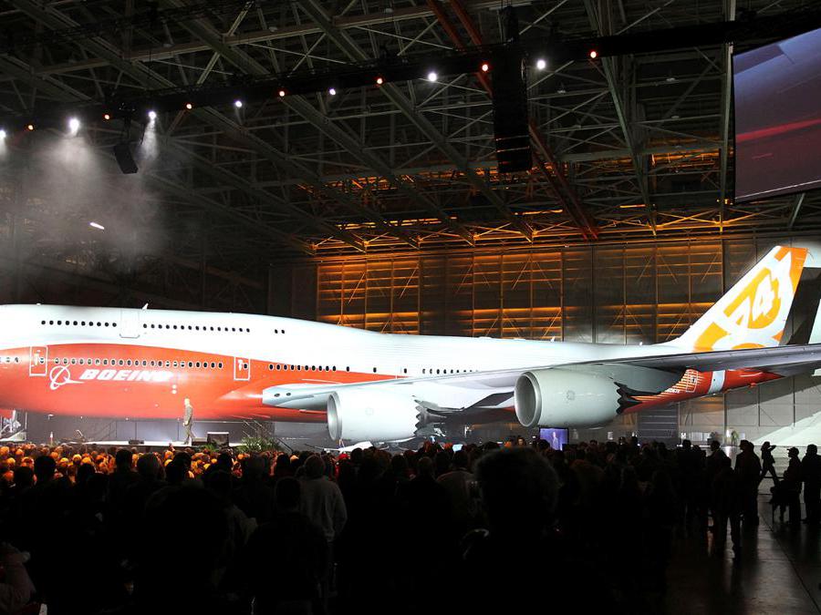  Boeing alza il sipario per svelare il jumbo jet passeggeri 747-8 a migliaia di dipendenti e ospiti presso lo stabilimento di produzione di aeroplani commerciali dell’azienda a Everett, Washington, Febbraio 2011 (Reuters/Anthony Bolante)