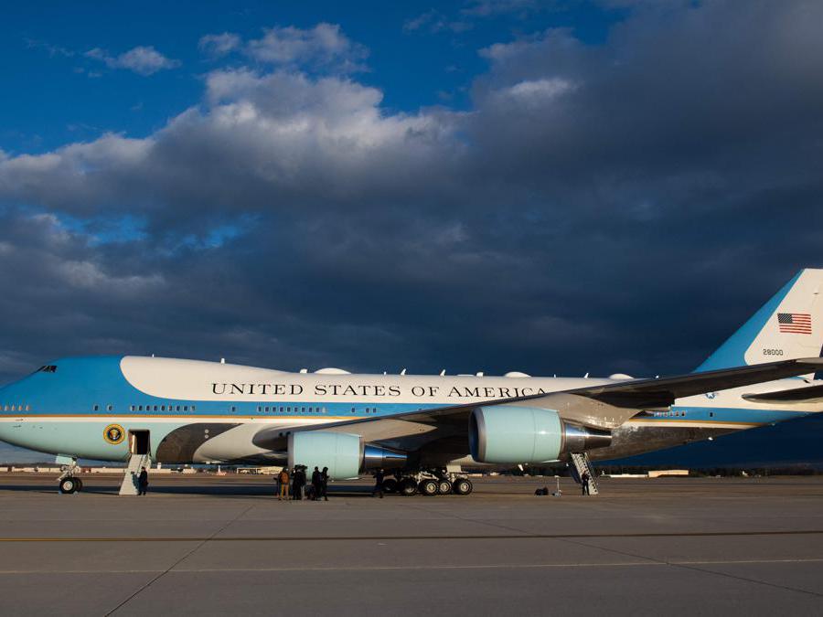 In questa foto d’archivio scattata il 07 febbraio 2020, un aereo Boeing 747 che funge da Air Force One parcheggiato  all’interno della Joint Base Andrews nel Maryland (Afp)