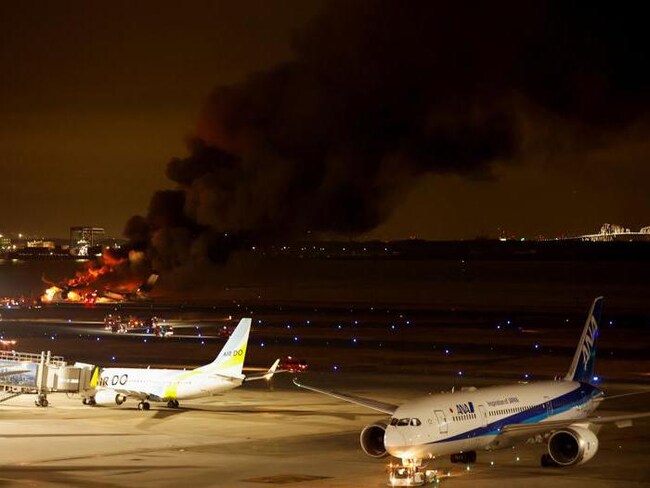 Aereo prende fuoco all’aeroporto di Tokyo Haneda